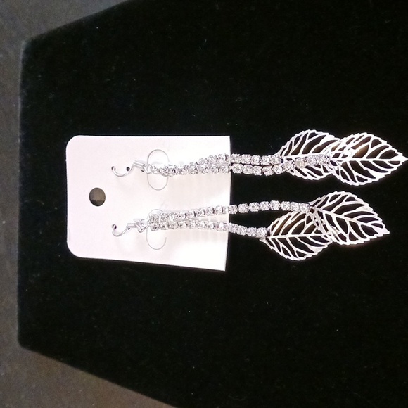 New rinestones earrings tassels with silver tone leaves accents dangles it end - Picture 1 of 4